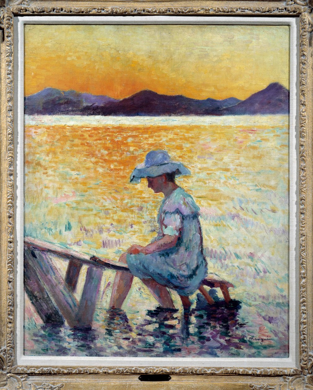 Saint Tropez, Sonnenuntergang. Eine Frau sitzt mit ihren Füßen im Wasser am Ufer von Henri Charles Manguin