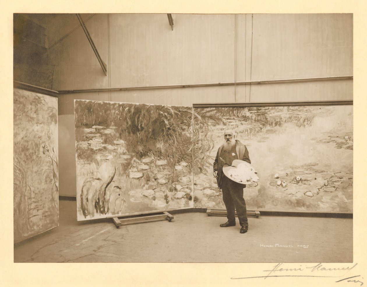 Claude Monet (1840-1926) vor seinen Gemälden 