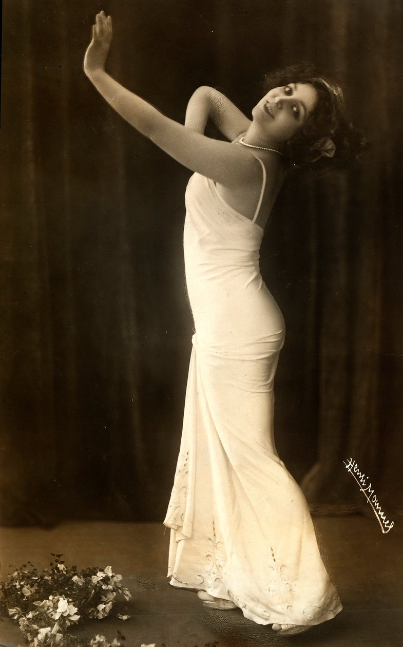 Porträt der französischen Schauspielerin Regina Badet in einer eindrucksvollen Pose, in einem langen weißen Kleid von Henri Manuel