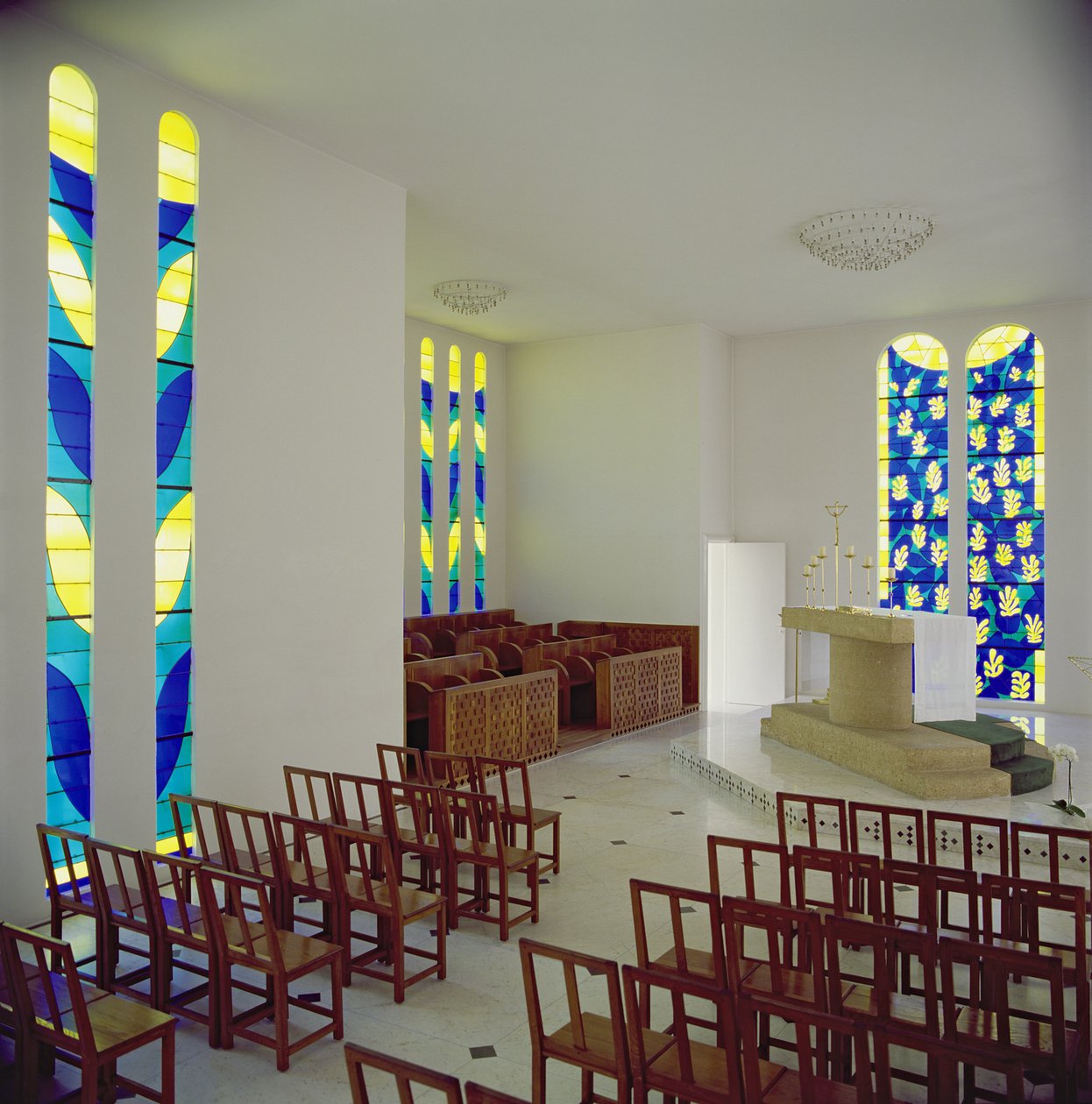 Innenansicht mit dem Altar in der Kapelle des Rosenkranzes, Vence von Henri Matisse