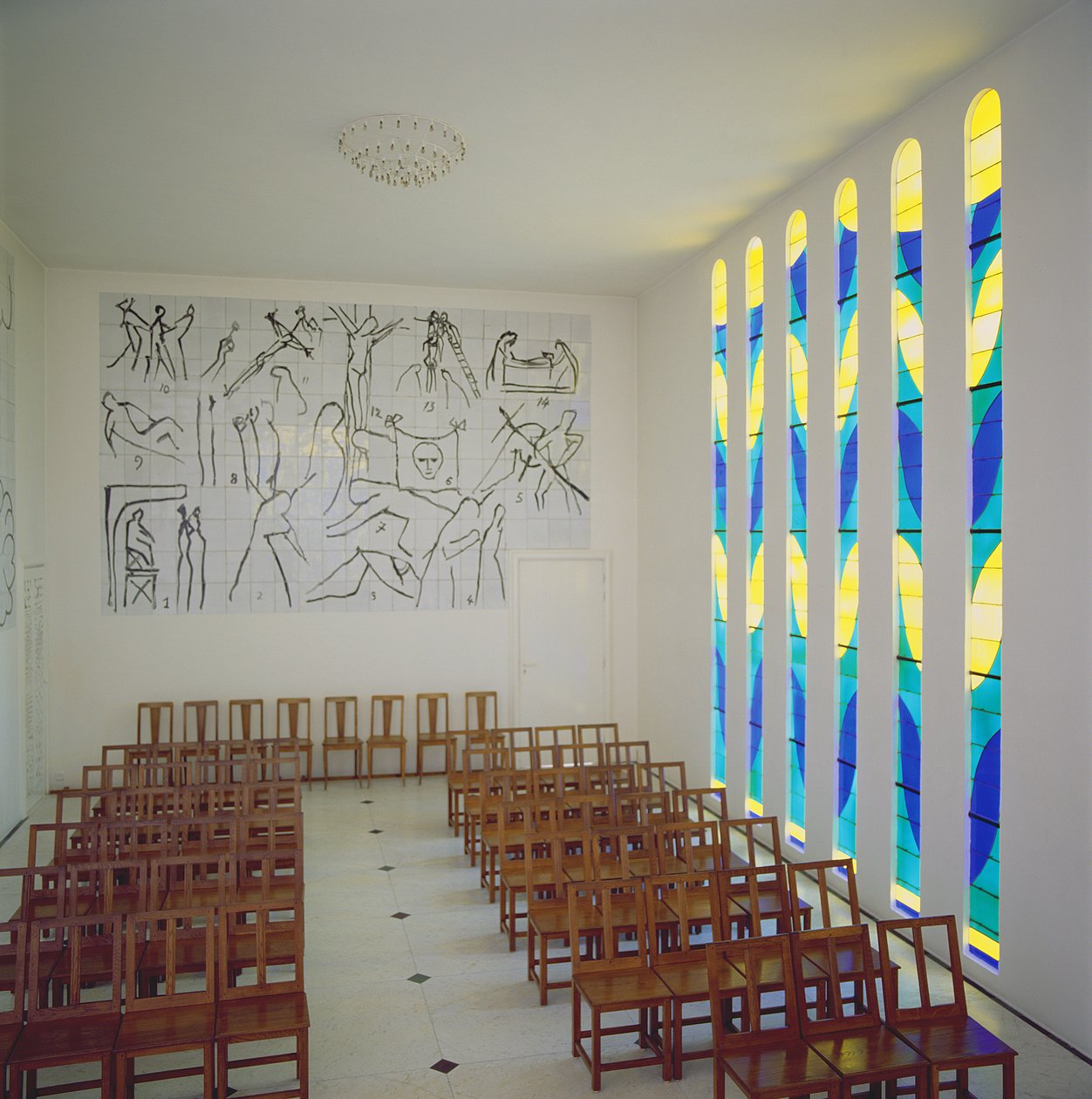 Ansicht des Kirchenschiffs, Buntglas-Seitenfenster und Kreuzwegstationen in der Kapelle des Rosenkranzes, Vence von Henri Matisse