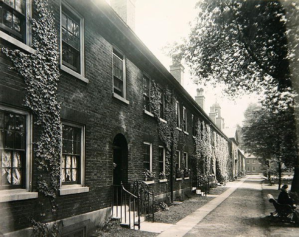 Die Eisenwaren-Almshäuser, Kingsland Road, Shoreditch, ca. 1910 von Henry Dixon
