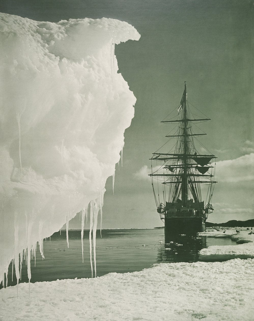 Die Terra Nova am Eisfuß, Kap Evans von Herbert Ponting