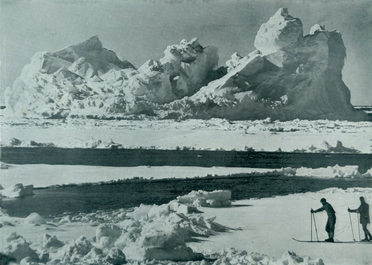 Ein Eisberg bricht im Packeis auseinander, um 1910-1913, 1913 von Herbert Ponting