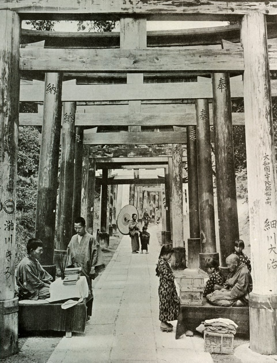 Eine Allee von Torii in Inari, 1910 von Herbert Ponting