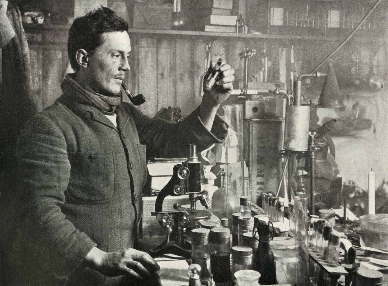 Dr. Atkinson in seinem Labor, 15. September 1911, 1913 von Herbert Ponting