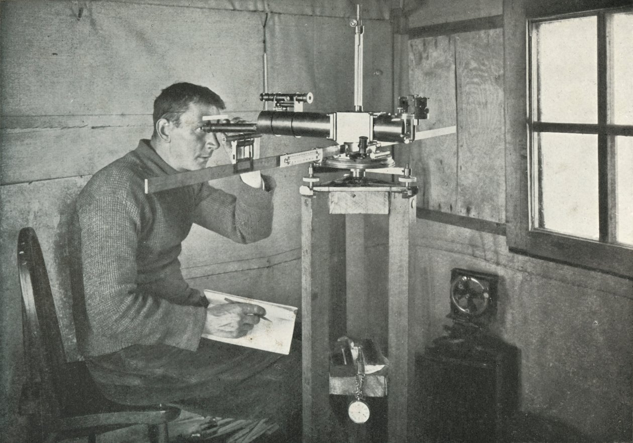 Dr. Simpson am Unifilar-Magnetometer, 1911, 1913 von Herbert Ponting