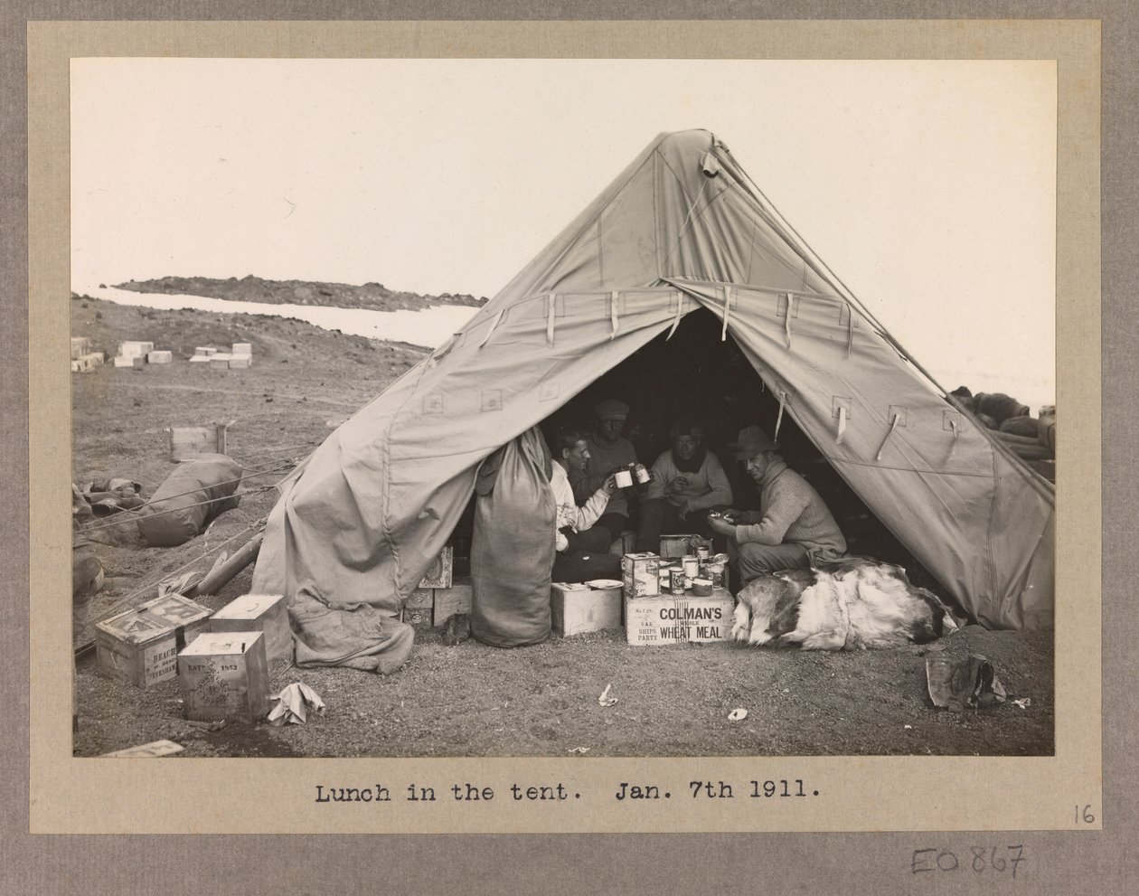 Vier Expeditionsmitglieder beim Mittagessen in einem Zelt von Herbert Ponting