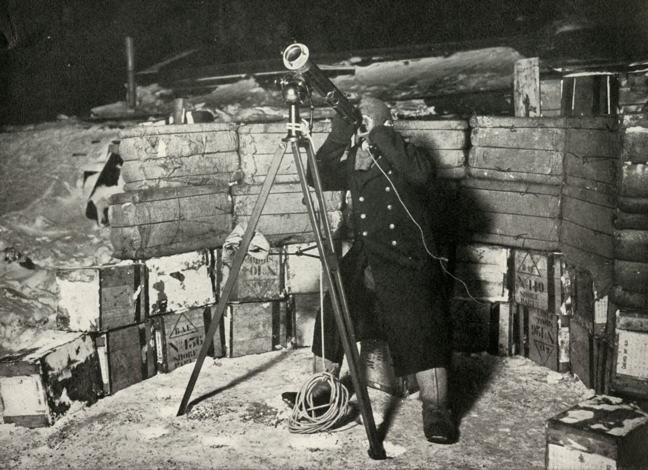 Leutnant Evans beobachtet eine Verfinsterung des Jupiter, 8. Juni 1911 von Herbert Ponting