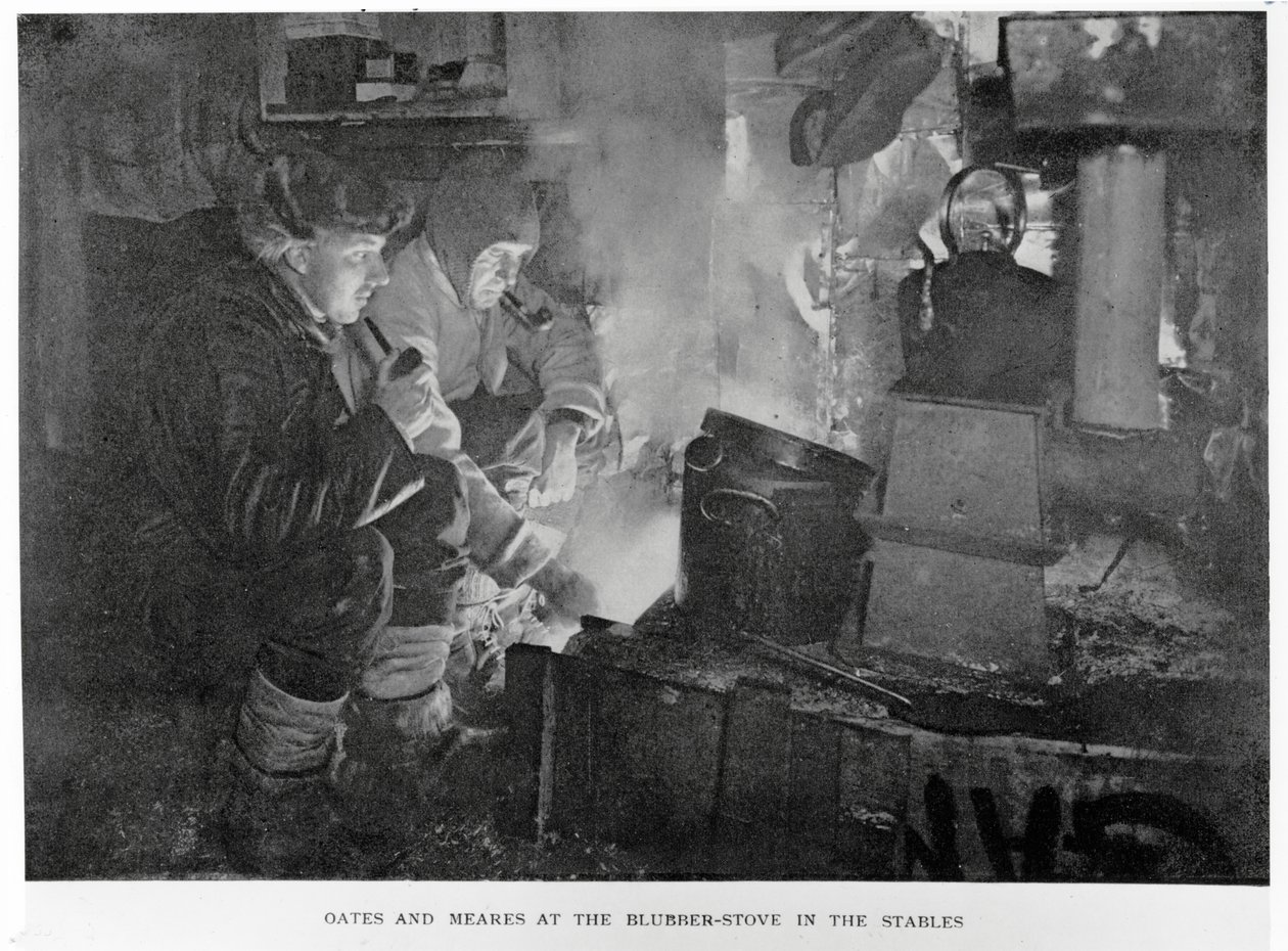 Oates & Meares am Blubberherd in den Ställen, 1911 von Herbert Ponting