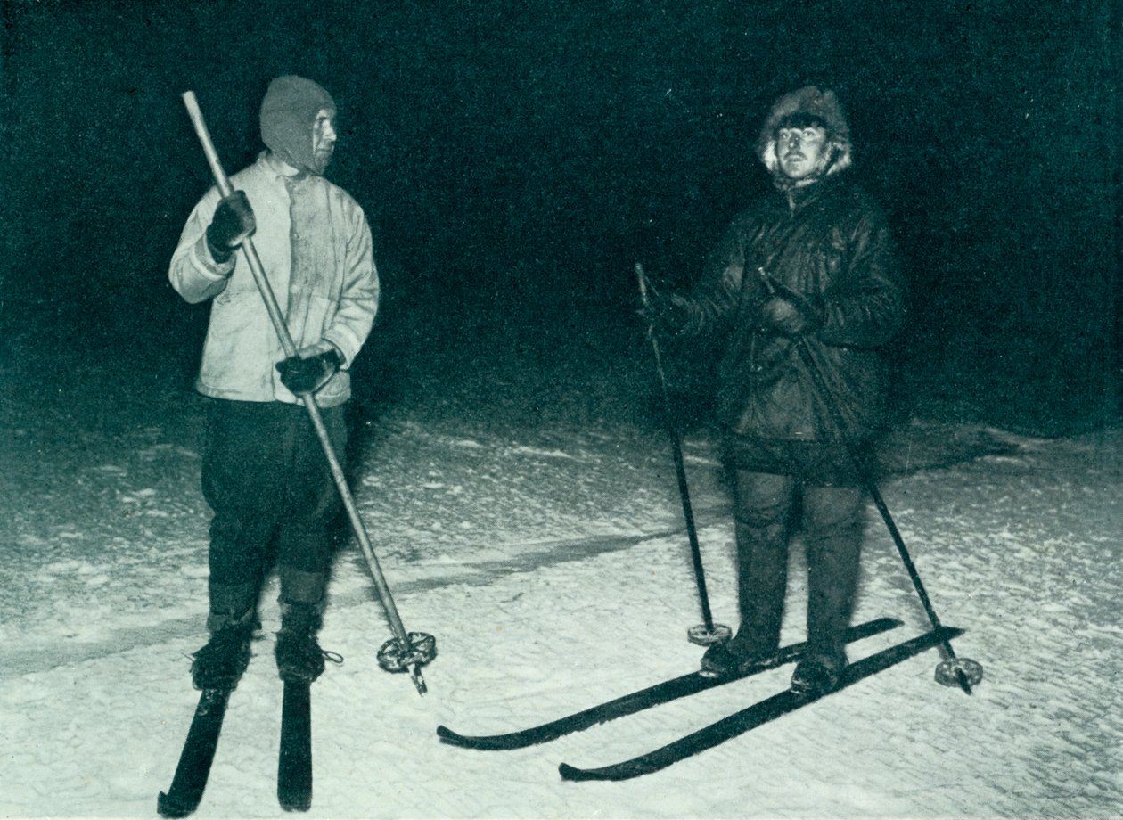 Oates und Meares beim Skifahren in der Nacht, ca. 1911, 1913 von Herbert Ponting