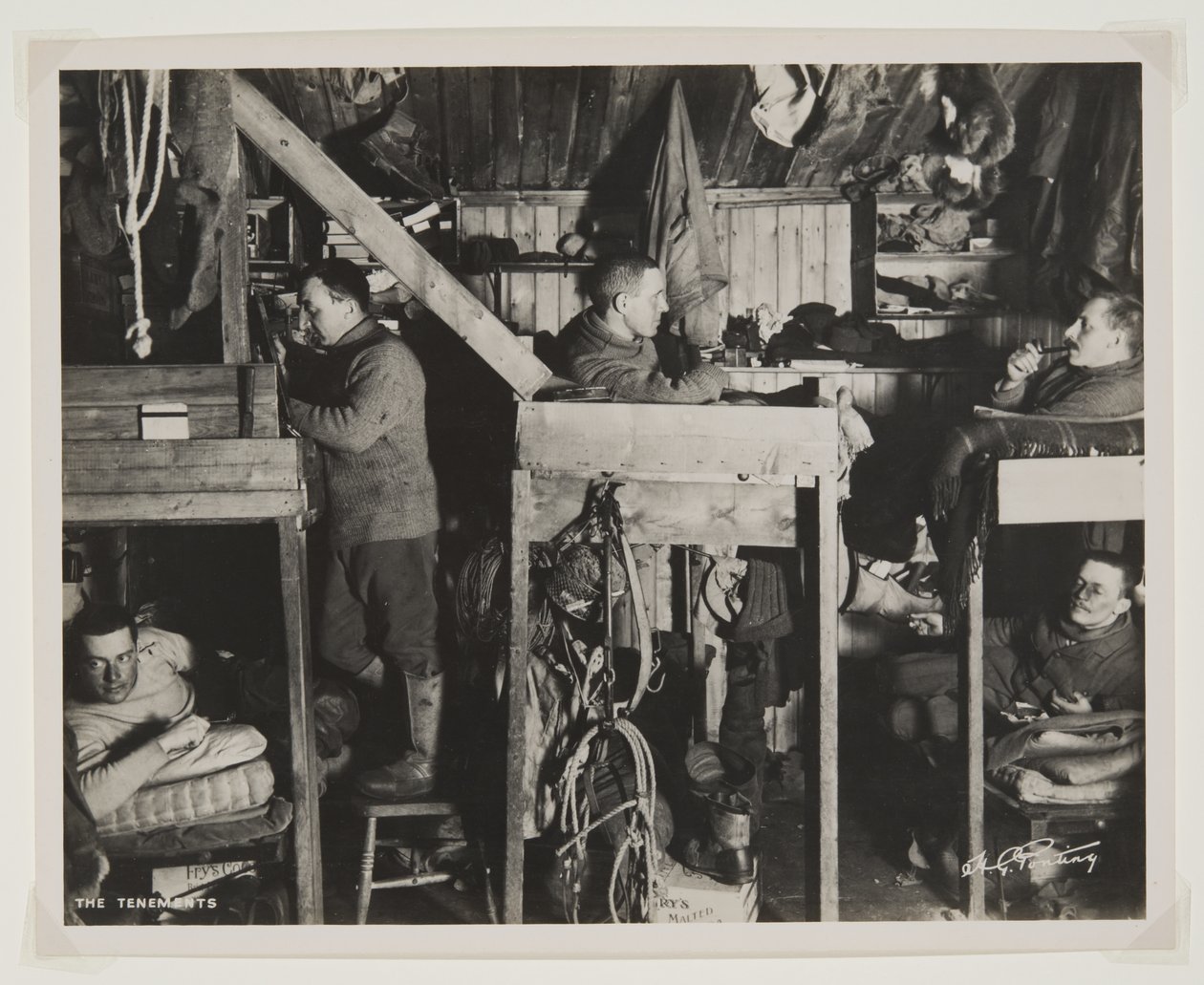 Die Mietskasernen während der Terra Nova Expedition (1910-13) zum Südpol von Herbert Ponting