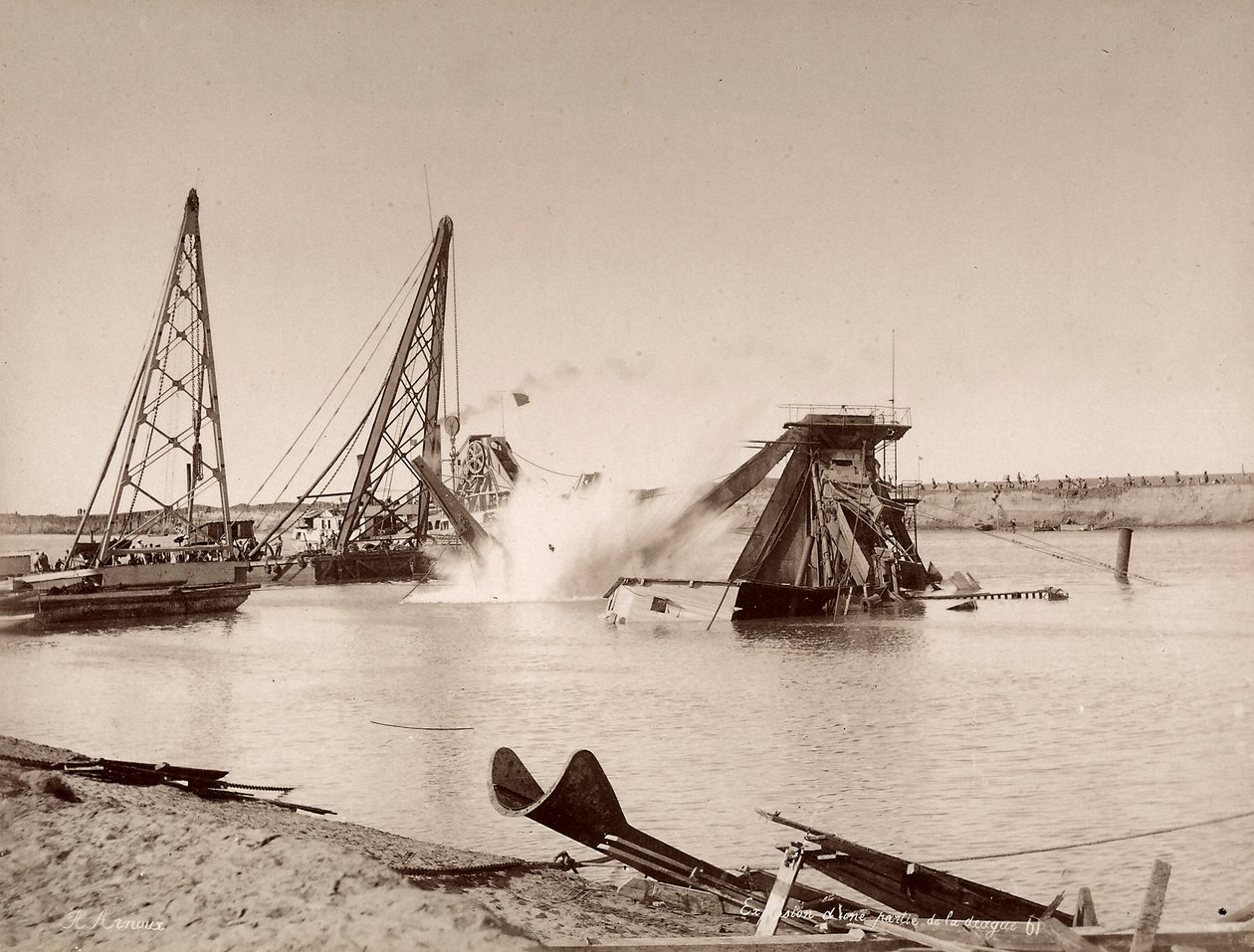 Sprengung eines Baggers in einem Kanal von Hippolyte Arnoux