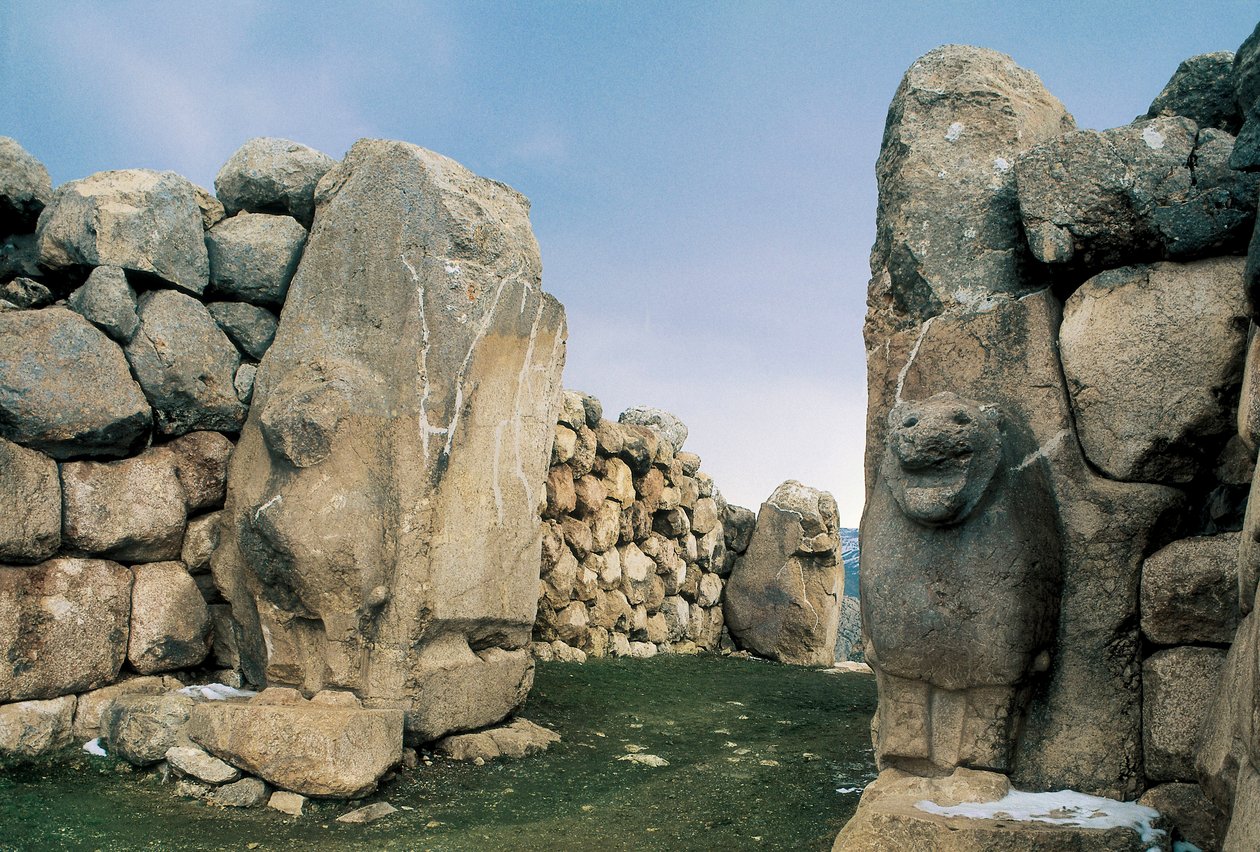 Ansicht des Löwentors, eines der fünf Eingänge zum Gehege der antiken Hauptstadt des Hethiterreiches in Hattuscha (heute Bogazkale), Türkei von Hittite