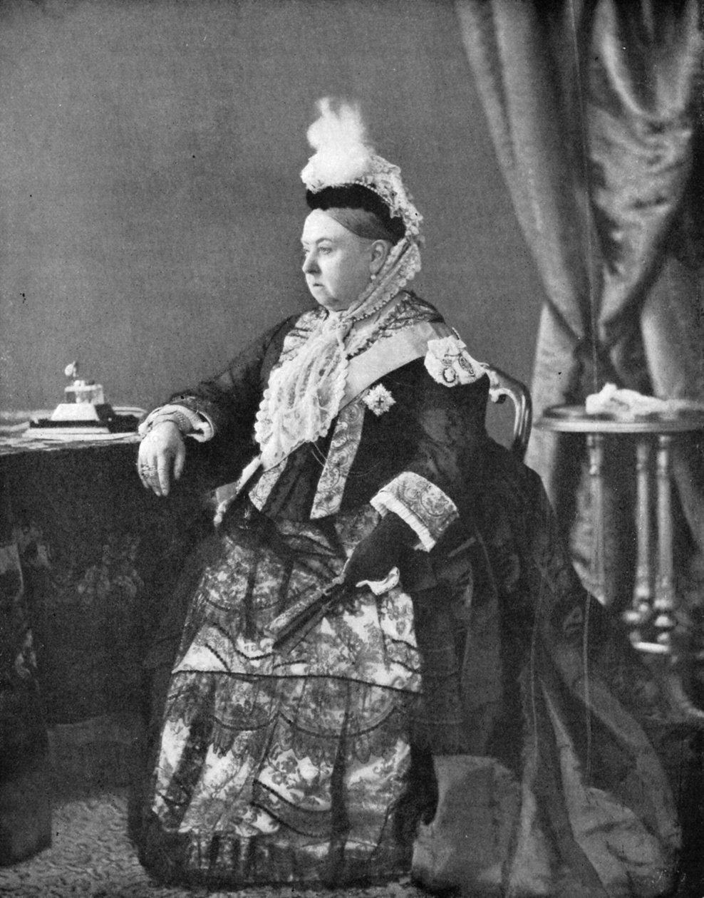 Königin Victoria in dem Kleid, das sie bei ihrem Goldenen Jubiläum trug, 1887 von Hughes and Mullins