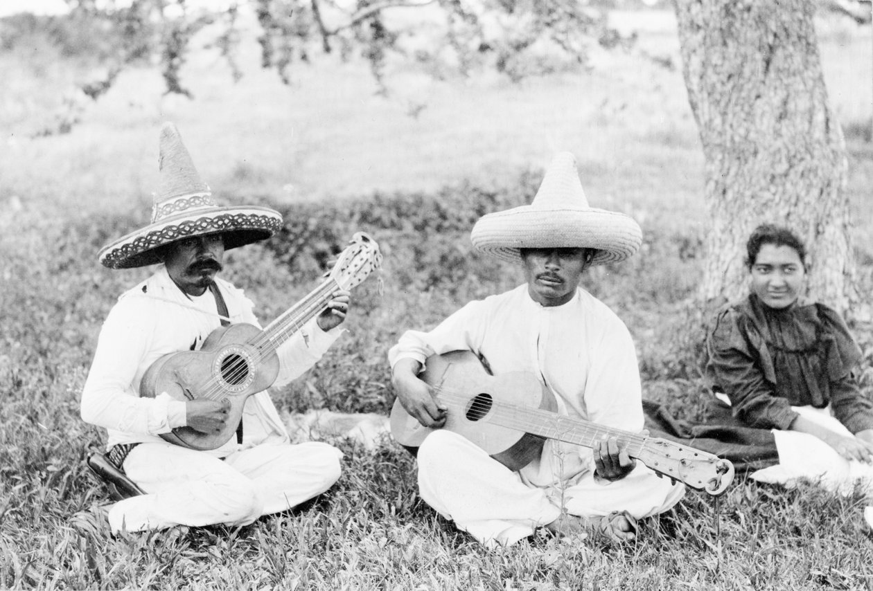 Mexikanische Musiker spielen Gitarren, ca. 1920 von Hugo Brehme