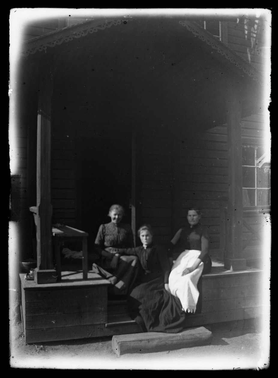 Bedienstete auf der Veranda der Villa Niemenlauta von Hugo Simberg