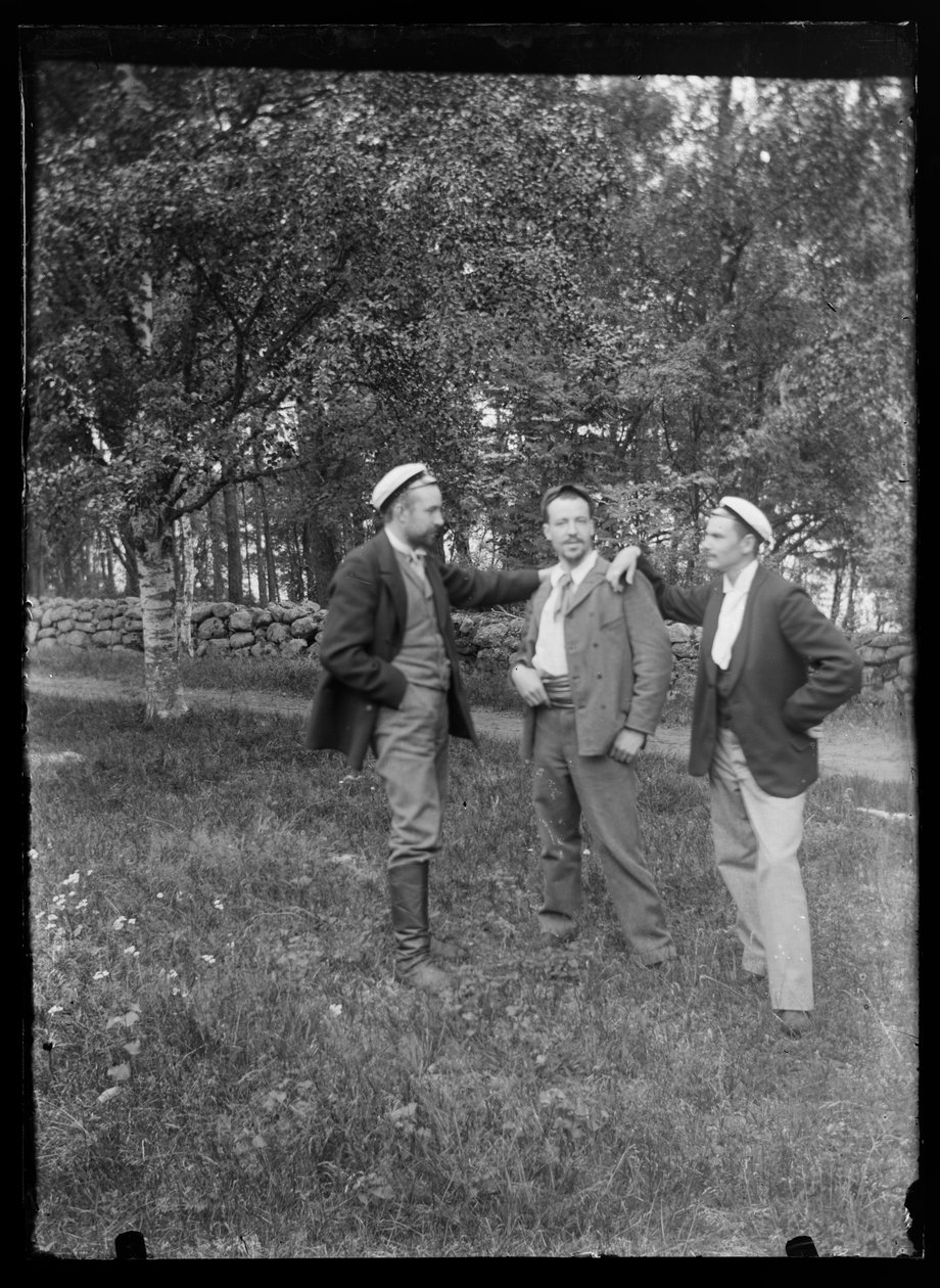 Paul und Hugo Simberg sowie Einar Relander im Niemenlauta-Park von Hugo Simberg