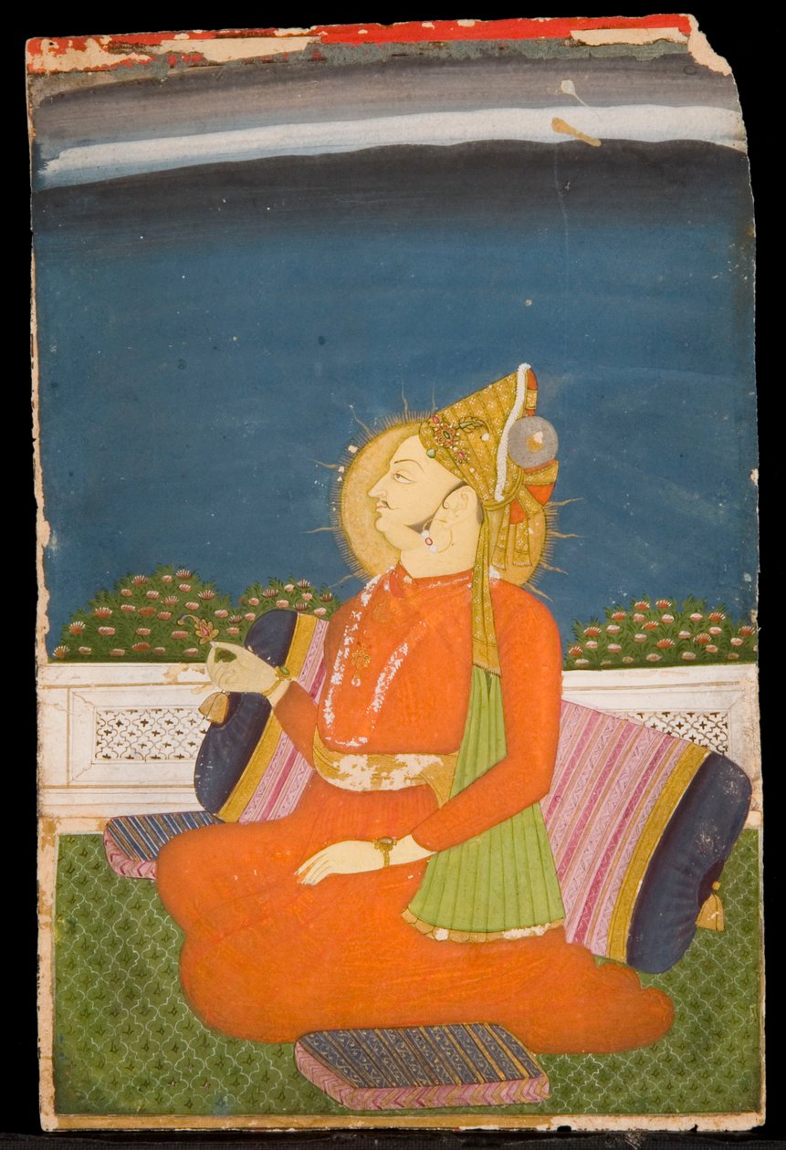 Ein geschmückter Würdenträger, der einen gefiederten Turban trägt, eine Lotusknospe hält und auf einer Terrasse sitzt von Indian School
