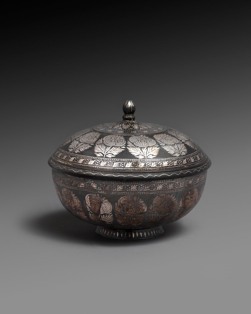 Schale und Deckel aus Metalllegierung mit Silber eingelegt, jeweils mit einem Band aus naturalistischen Blumen, 1700-1899 von Indian School