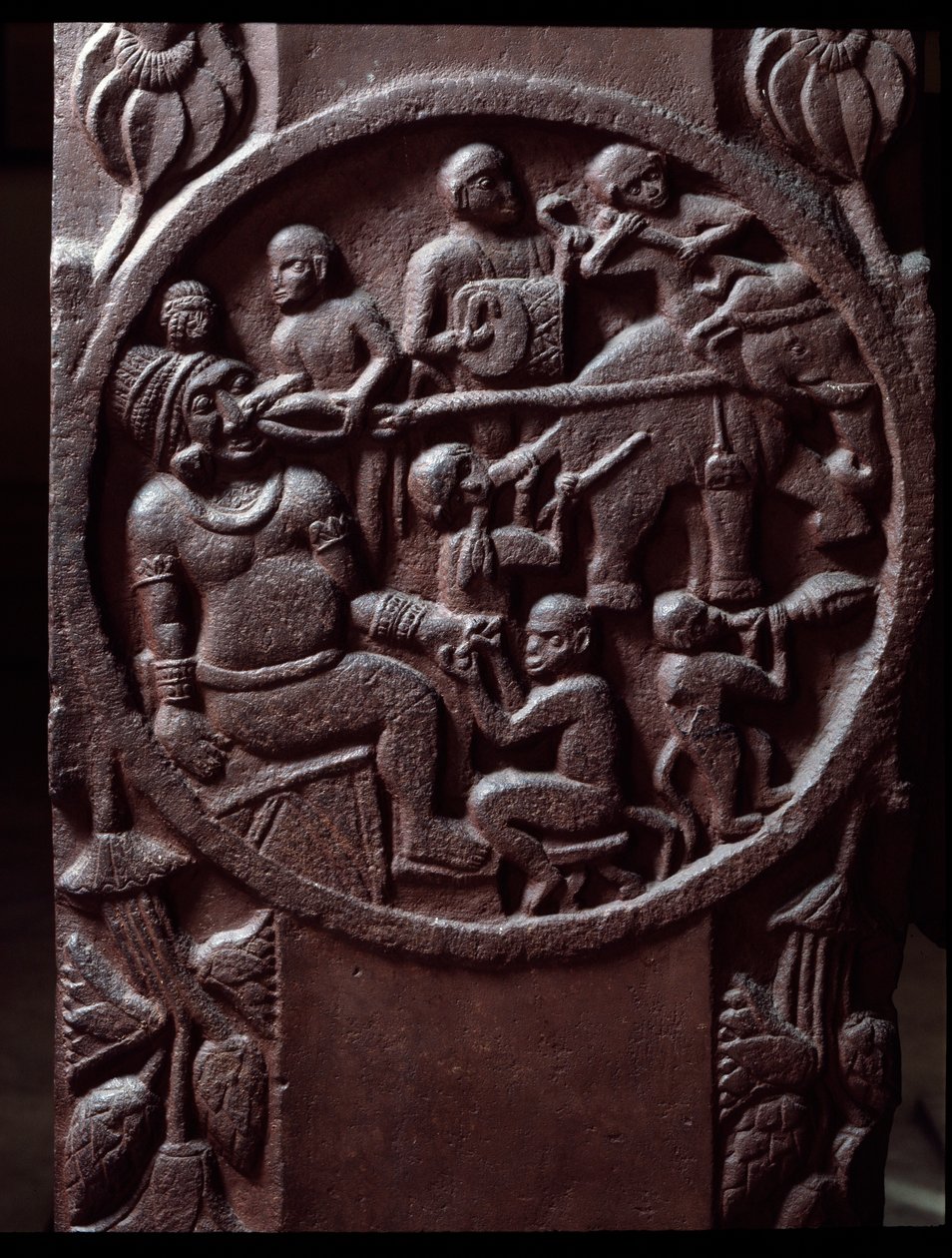 Buddhismus: „Affen fangen einen Elefanten und schleppen ihn, um den Zahn des Riesen zu extrahieren“ (Detail) vom Stupa von Bharhut (Barhut, Barouth). Flachrelief aus schwarzem Stein, 2. Jahrhundert v. Chr. - Kalkutta, Indisches Museum von Indian School