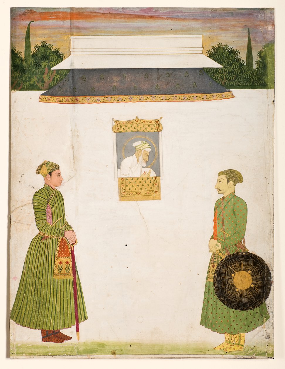 Kaiser Aurangzeb an einem Jharokha-Fenster, zwei Edelleute im Vordergrund, ca. 1710 von Indian School