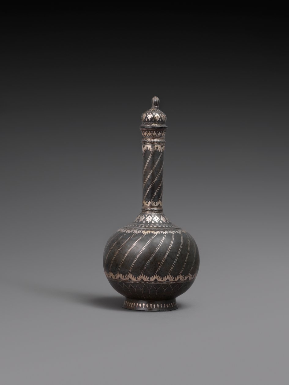 Flasche mit Deckel und Ständer oder Schale aus Metalllegierung mit Silbereinlage, 1700-99 von Indian School
