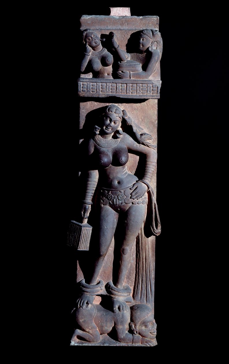 Hinduismus: Darstellung einer Yakshini, Naturgeist, hält einen Käfig und einen Papagei, sie steht auf einem Zwerg - Skulptur von Mathura, Sandstein, 2. Jahrhundert von Indian School