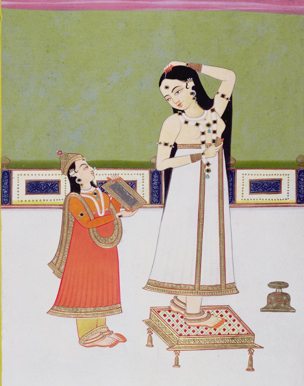 Indische Dame bei ihrer Toilette, die sich im Spiegel betrachtet von Indian School