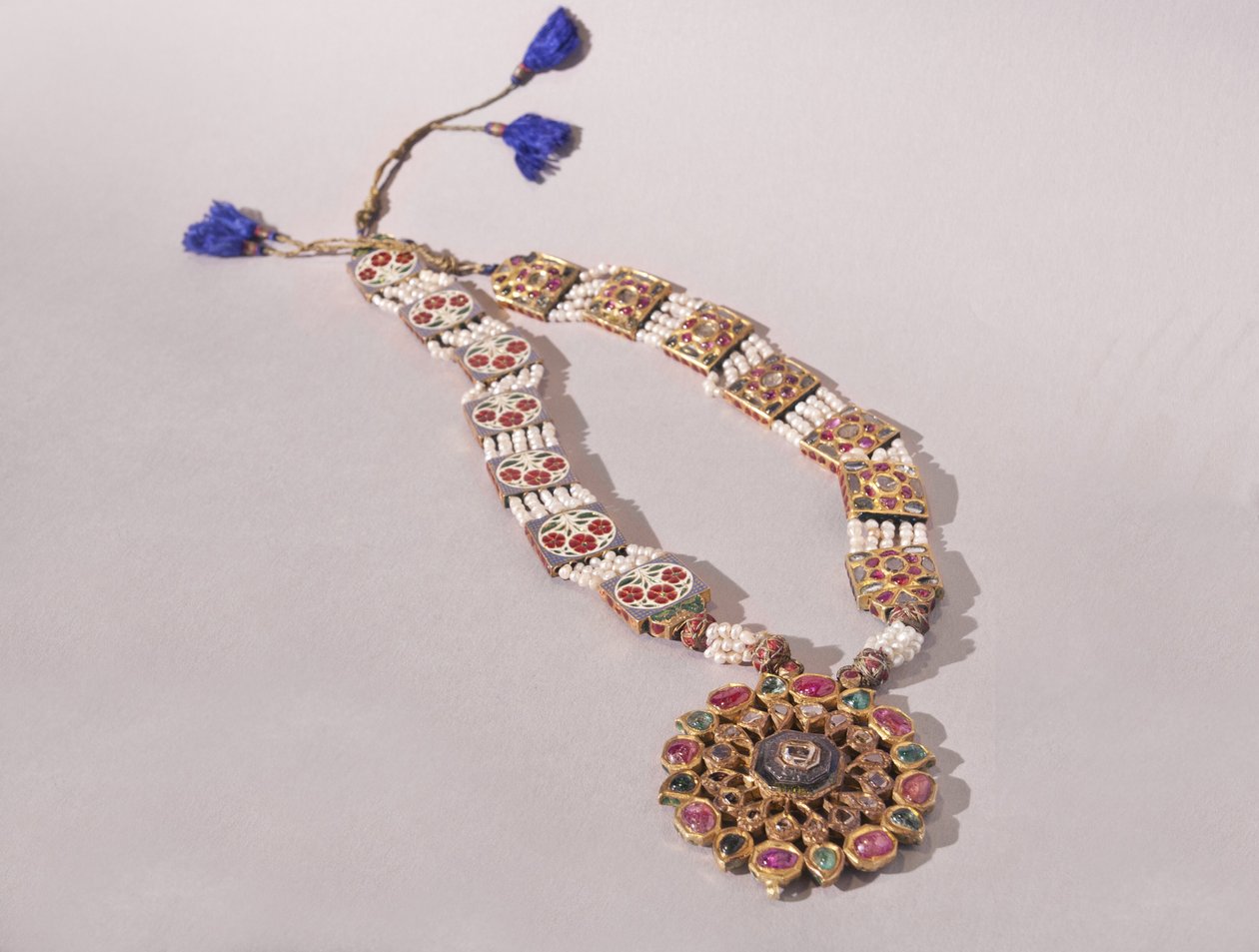 Halskette (mit wendbarem Blumendesign), ca. 1870 von Indian School