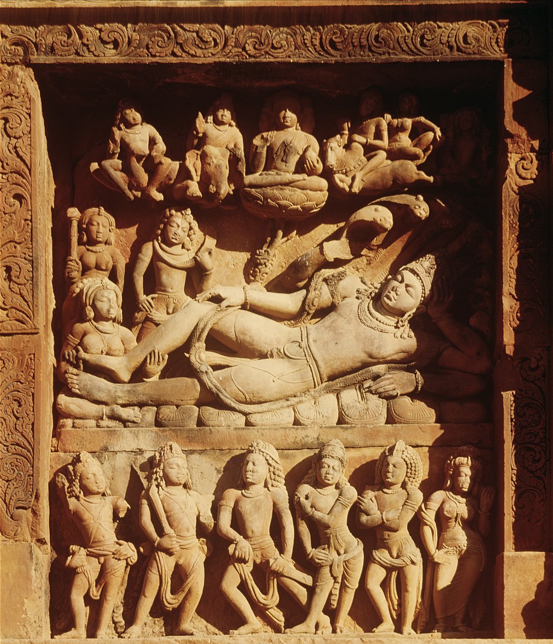Relief, das Vishnu darstellt, der auf der Schlange Sesha ruht, aus dem Tempel des Vishnu, ca. 500 n. Chr. von Indian School