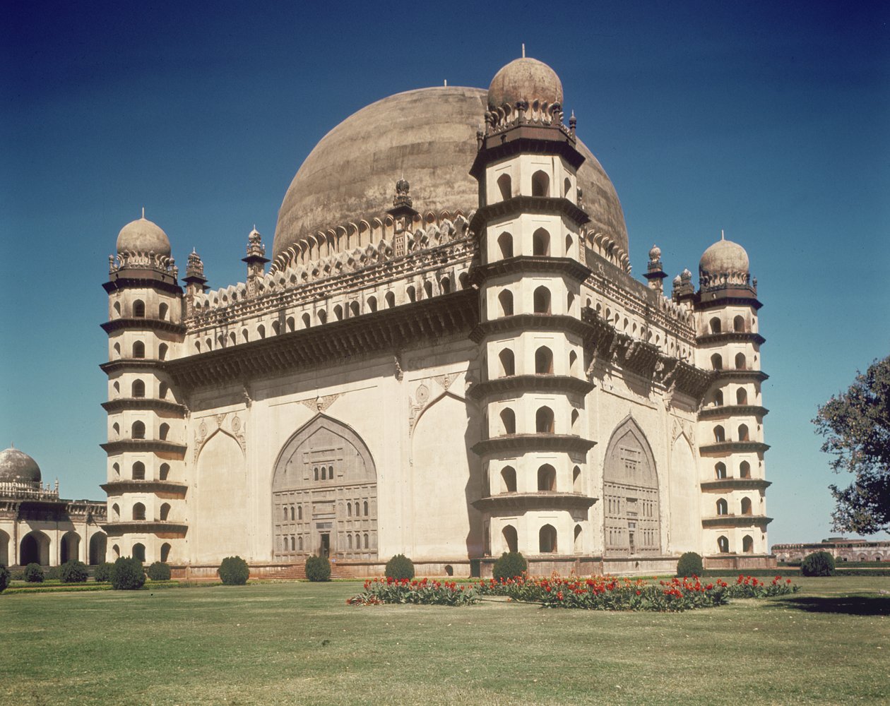 Ansicht des Gol Gumbaz, Mausoleum von Mohammed Adil Shah II (1627-57), erbaut 1659 von Indian School