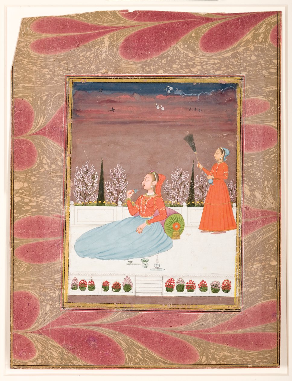 Frau sitzt auf einer Terrasse mit einer Dienerin mit einem Chauri, ca. 1735 von Indian School