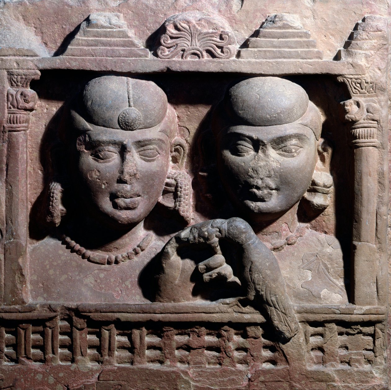 Yaksa und Yaksini spielen mit einem Papagei (roter Sandsteinrelief) von Indian School