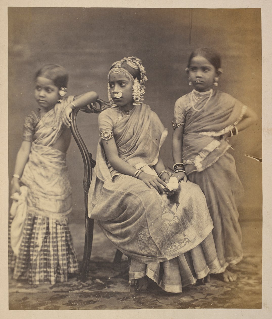 Gruppe von Kindern aus Madras, Schmucktrageweise, ca. 1870 von Indian photographer