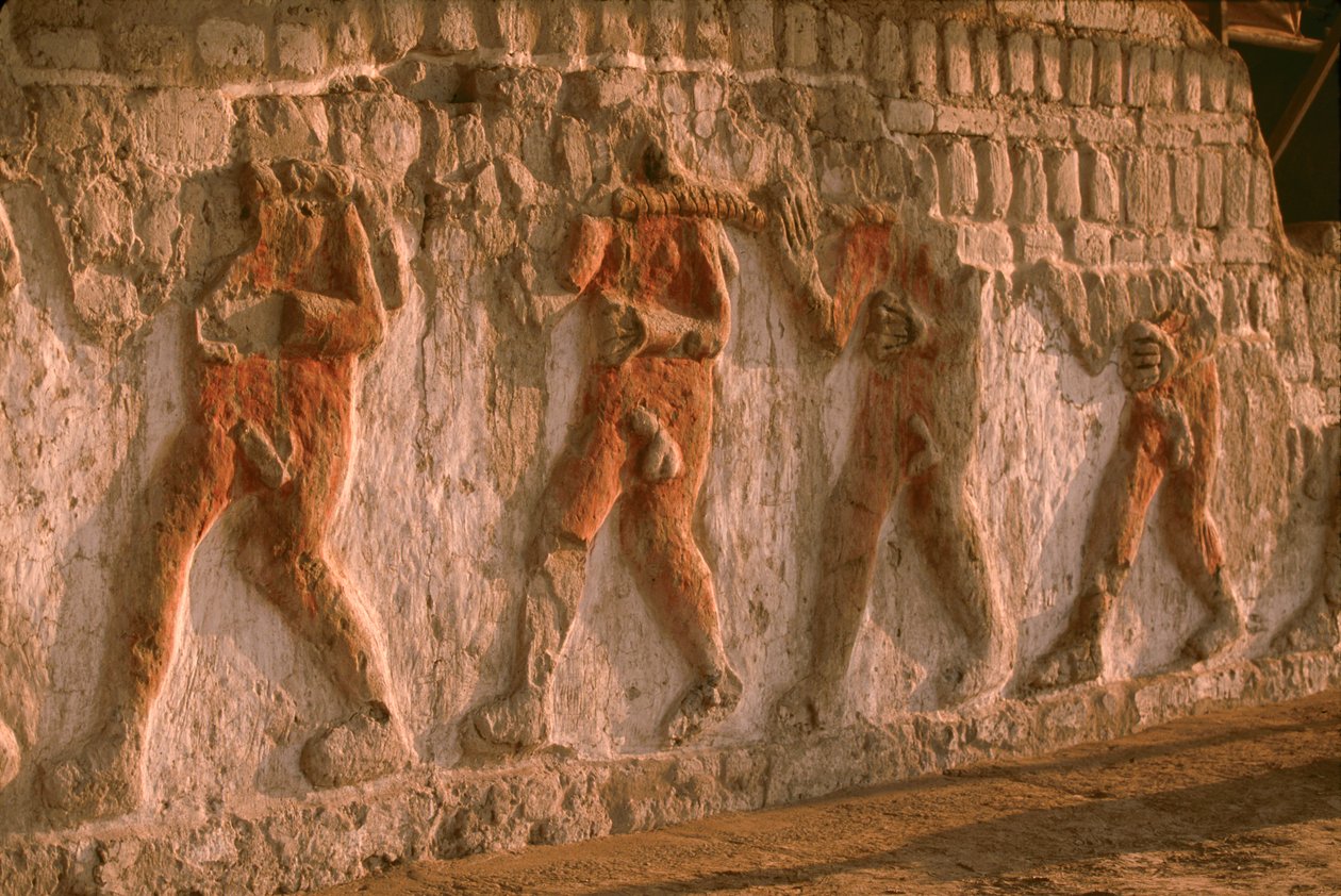 Ein Fries nackter Gefangener der Moche an den Wänden der Huaca Cao Viejo in El Brujo von Ira Block
