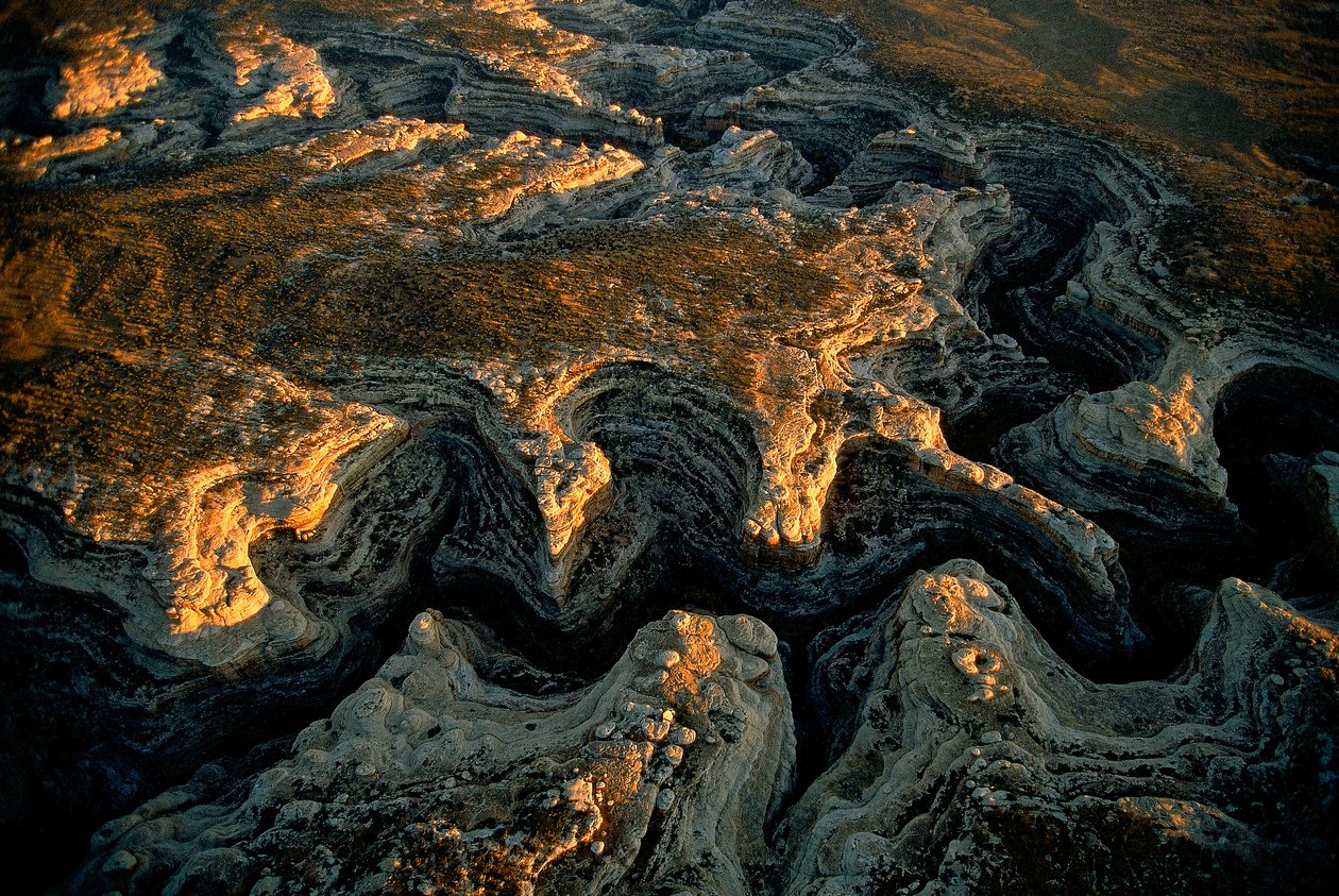 Luftaufnahme einer ausgetrockneten Utah-Mesa - Grand Gulch lieferte Wasser an zahlreiche kleine... von Ira Block