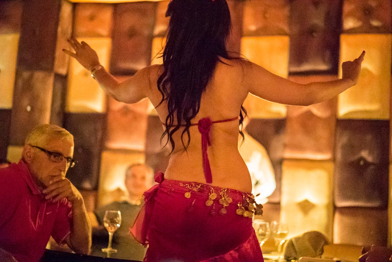 Bauchtänzerinnen im Comptoir Darna Restaurant in Marrakesch, Marokko, 2014 (Foto) von Ira Block