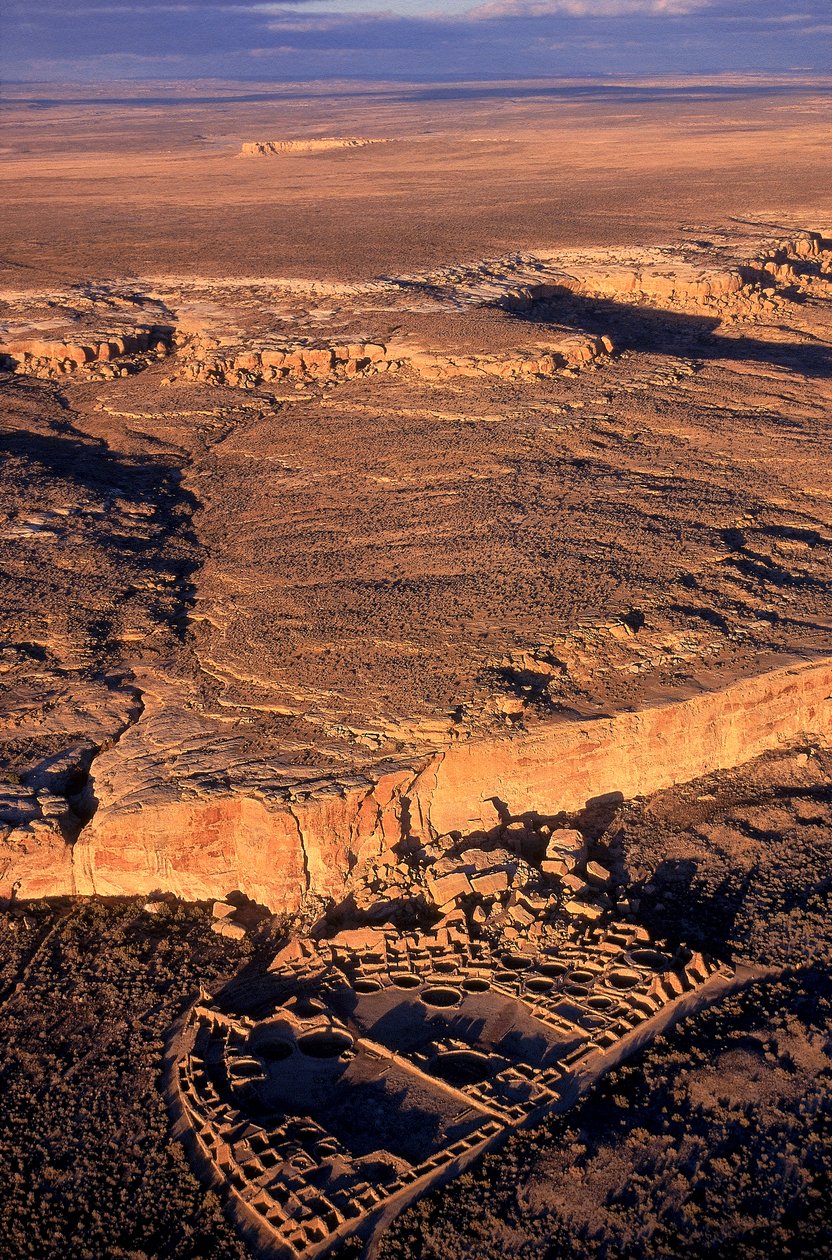 Tief in den abgelegenen Wüsten im Nordwesten von New Mexico liegen die umfangreichen Ruinen von... von Ira Block