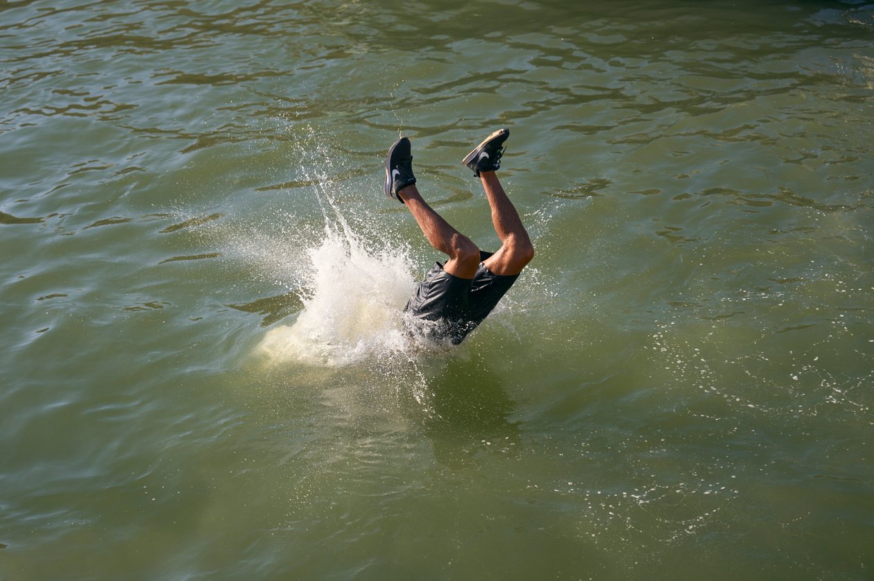 Mann taucht im Hafen von Essaouira, Marokko, 2022 (Foto) von Ira Block