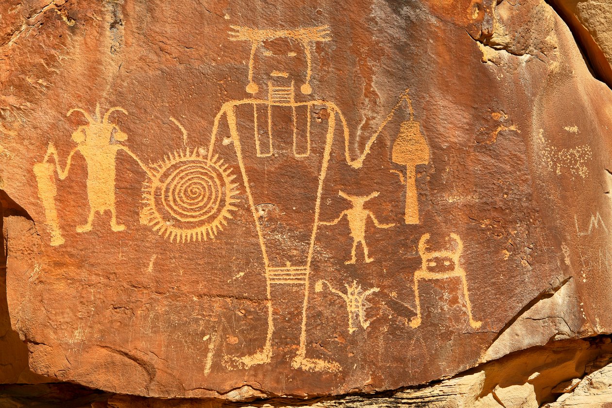 Nahe Vernal, UT bei McKee Springs, Fremont-Petroglyphen, die Krieger zeigen, die Trophäenköpfe halten, 2005 (Foto) von Ira Block