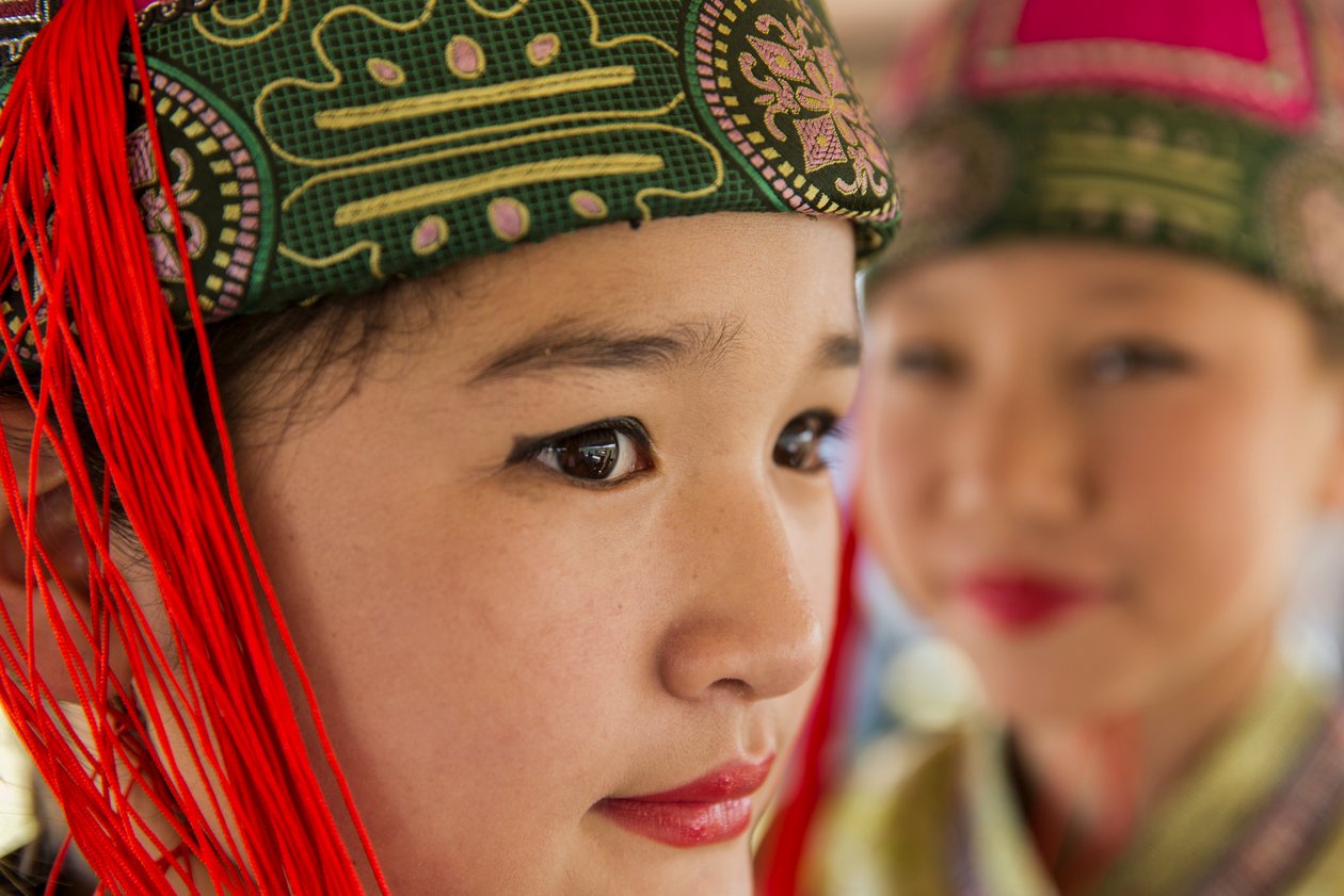 Porträt eines jungen Mädchens in Deel, mongolischer traditioneller Kleidung, beim Naadam, 2013 (Foto) von Ira Block