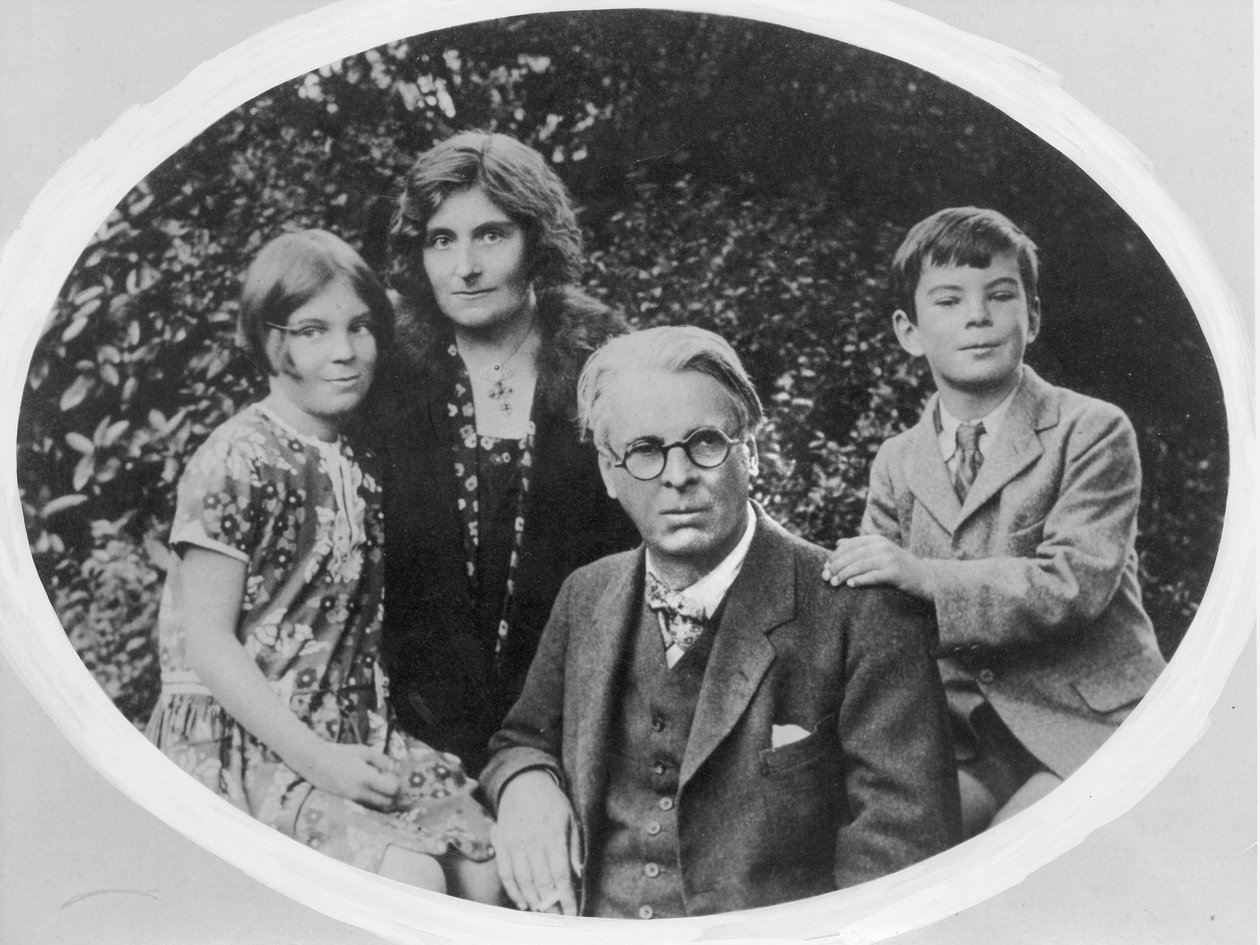 William Butler Yeats (1865-1939) mit seiner Frau Georgie Hyde Lee und den Kindern Anne und Michael von Irish Photographer
