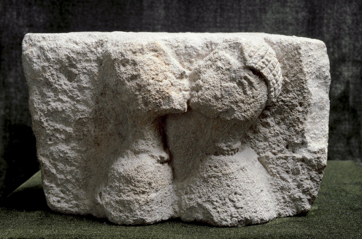 Iberische Kunst: der Kuss von Osuna. Hochrelief aus Kalkstein, das einen Mann und eine Frau beim Küssen darstellt von Iron Age