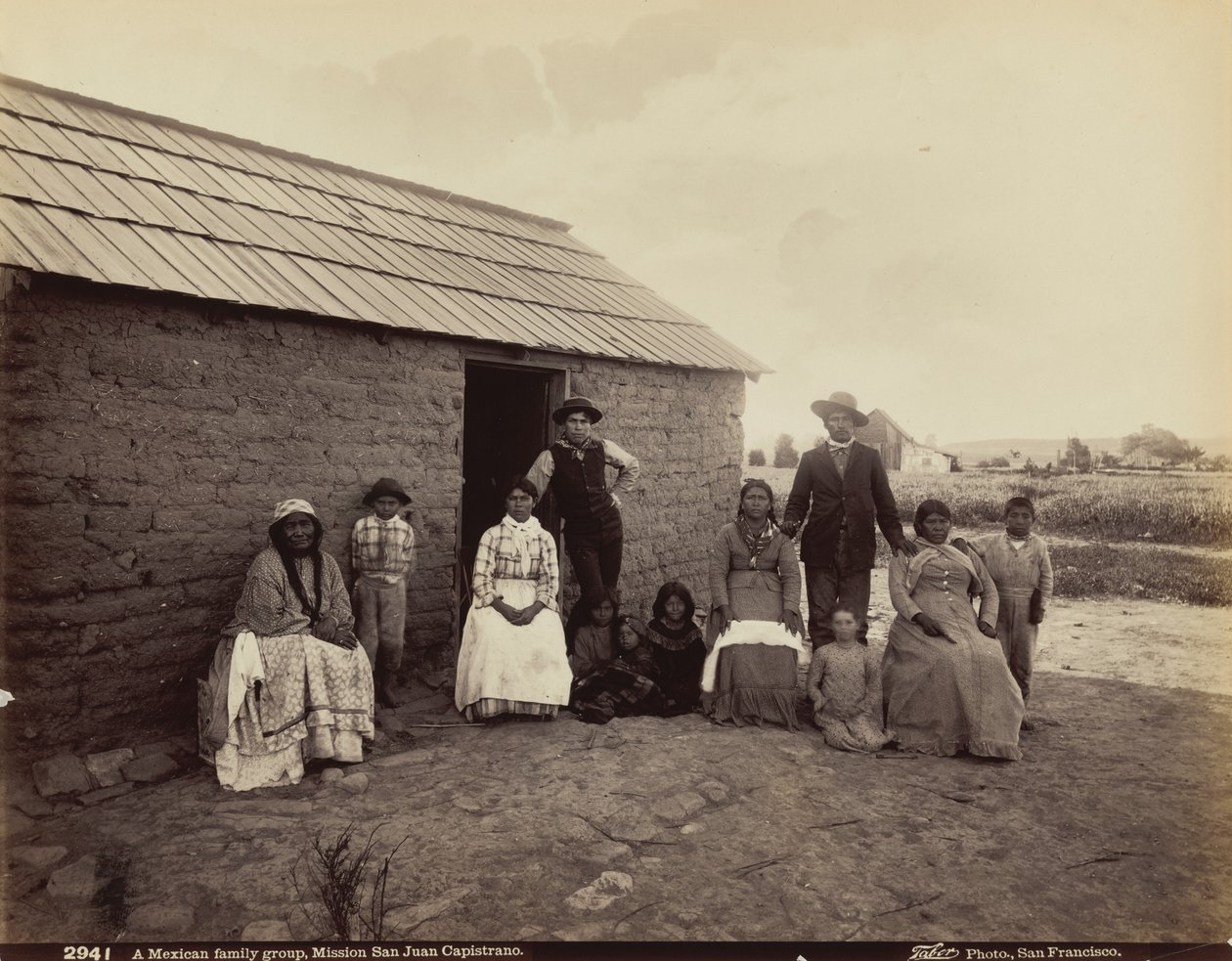 Eine mexikanische Familiengruppe, Mission San Juan Capistrano, Kalifornien von Isaiah Taber