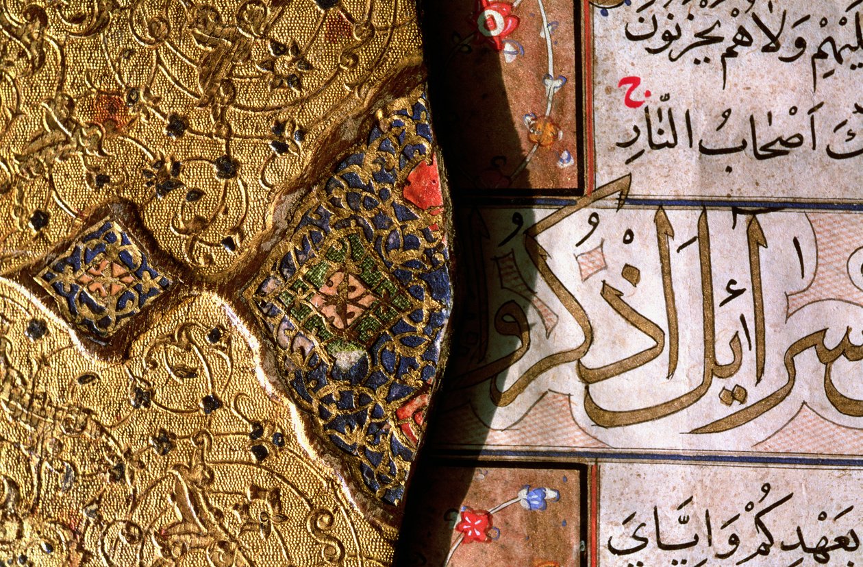 Detail der kunstvollen Gold- und Lapislazuli-Illuminationen und Arabesken-Designs mit Thuluth- und Naskh-Schriften auf einem Koran-Einband von Islamic School