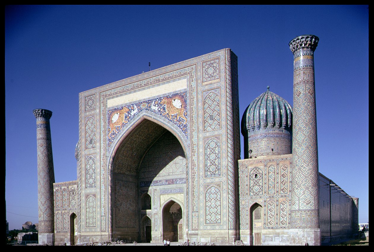 Fassade der Shirdar Madrasa, Timuridenzeit, Rigestan-Platz, ca. 1619-35 von Islamic School