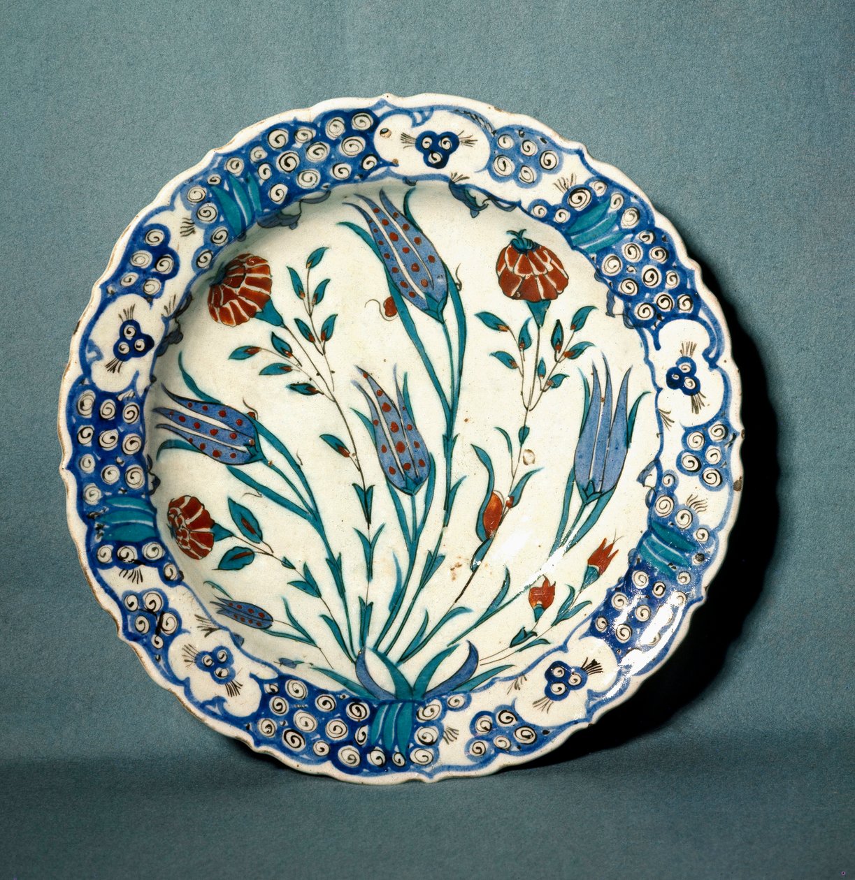 Islamische Kunst: dekorierter Keramikteller aus Iznik (heutiges Nicaea) in der Türkei. 16. Jahrhundert. Sèvres, Nationalmuseum für Keramik von Islamic School