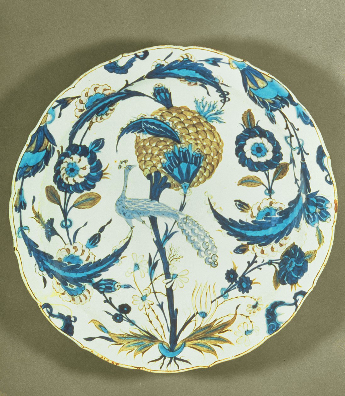 Iznik-Teller mit einem Pfau unter Blumen, Türkei, ca. 1550-55 von Islamic School