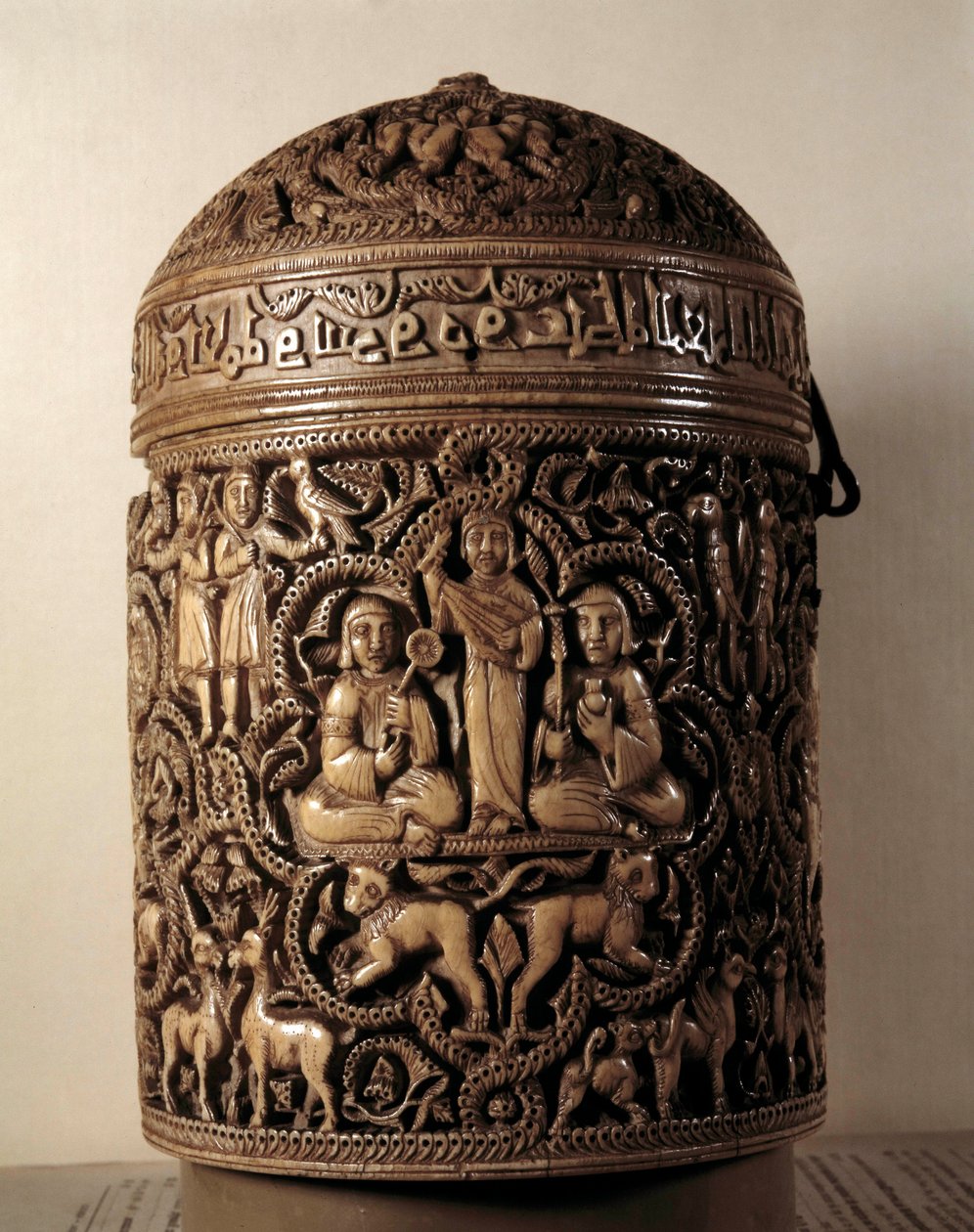Pyxis (Schachtel) von Al-Mughira (Al Mughira oder Moughira) aus Elfenbein aus Córdoba, bestimmt für den Emir, 968. Paris, Louvre Museum von Islamic School